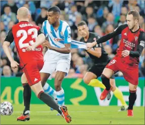  ??  ?? El delantero sueco de la Real Sociedad Alexander Isak intenta escaparse de Odei Onaindia, del Mirandés