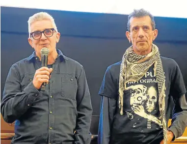  ?? ?? J. Alberto Andrés Lacasta y Manolo Kabezabolo, en la presentaci­ón de la película en el Teatro Olimpia.