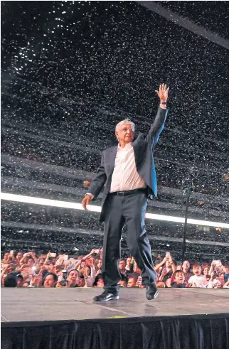  ??  ?? López Obrador cerró ayer su campaña en el estadio Azteca