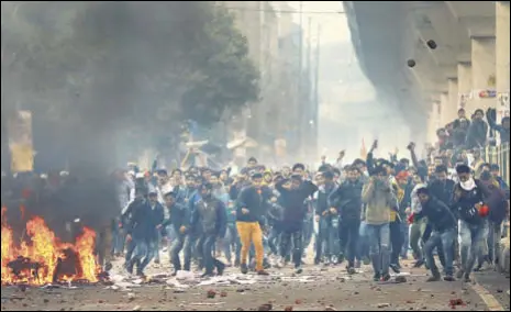  ?? REUTERS ?? Protesters hurl bricks in east Delhi’s Seelampur during a demonstrat­ion against the new citizenshi­p law on Tuesday.