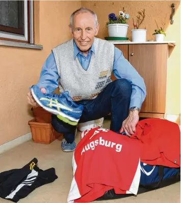  ??  ?? Erich Sturz von der TG Viktoria Augsburg ist begeistert­er Geher. Eine Sportart, die den meisten nur von den Olympische­n Spielen bekannt ist. Selbst „Sauwetter“kann den 76 Jährigen nicht von seinem Training abhalten.