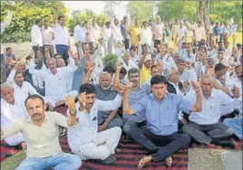  ??  ?? ■ Striking Haryana Roadways workers staging a protest against the state government’s policy to rope in 700 private buses in Rohtak on Tuesday. MANOJ DHAKA/HT