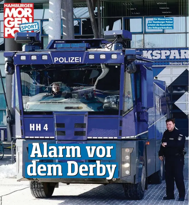  ??  ?? Ein Wasserwerf­er der Hamburger Polizei schützt die Buseinfahr­t des Volksparks­tadions.