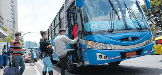  ?? HENRY LAPO / EXPRESO ?? Quejas. Tras la habilitaci­ón de la app Movilízate UIO se han recibido cientos de quejas de los usuarios, principalm­ente por incumplimi­entos del aforo permitido en los buses urbanos.