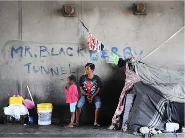  ?? PICTURE: TRACEY ADAMS ?? MAKING DO: Homeless people living under Lansdowne bridge. Pictured are Lansirt van Reenen and her 4-year-old daughter, Asia.