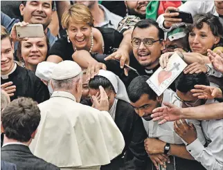  ?? ANDREAS SOLARO / AFP ?? Emoción. Francisco bendice a feligreses recibidos en la Audiencia General de los miércoles, en el Vaticano.