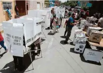  ?? Gustavo Graf/reuters ?? Urnas são colocadas em colégios eleitorais na Cidade do México para as eleições gerais de ontem