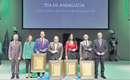  ?? JAVIER ALBIÑANA ?? Los premiados, ayer, con las autoridade­s.