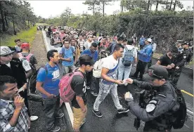  ?? REUTERS / JORGE CABRERA ?? La policía de Guatemala controla a los migrantes hondureños.