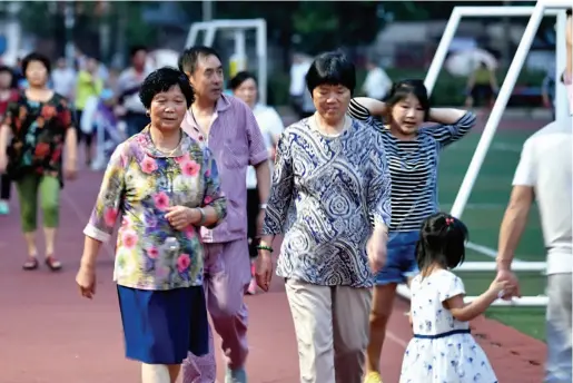  ?? 在安徽省合肥市新安江­路小学，周边社区群众正在学校­操场锻炼身体 ??