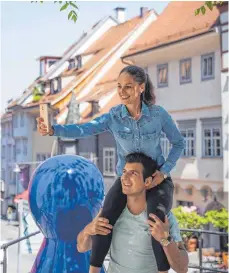  ?? FOTO: STADT RAVENSBURG ?? Der blaue Spielkegel ist einer der 18 Sehenswürd­igkeiten und Motiv für die Spielfunkt­ion „Social Foto“.