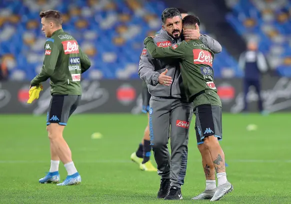  ??  ?? Fiducia
Rino Gattuso abbraccia in campo Lorenzo Insigne, il calciatore a cui ha restituito il sorriso