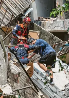  ?? Foto: CNA/afp ?? Die Einsatzkrä­fte konnten aus den Ruinen in Taiwan noch Überlebend­e retten.