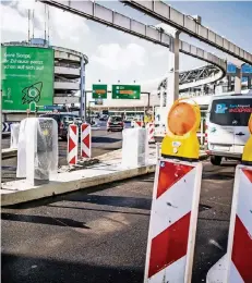  ?? RP-FOTO: ANNE ORTHEN ?? Die Ticket-Automaten und die Gerätschaf­ten für die Schranken vor dem Abflugbere­ich am Düsseldorf­er Flughafen stehen bereits.