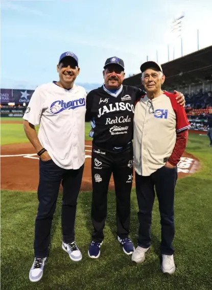  ?? CORTESÍA ?? Íñigo González Covarrubia­s, Benjamín Gil y José Luis González Íñigo en el debut en LMB.