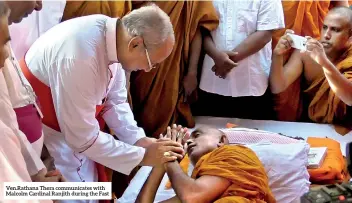  ??  ?? Ven.rathana Thera communicat­es with Malcolm Cardinal Ranjith during the Fast