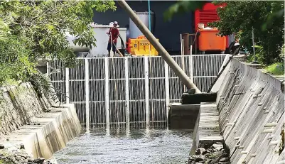  ?? RIANA SETIAWAN/JAWA POS ?? PERLANCAR ALIRAN: Rumah Pompa Wiyung dilengkapi pagar untuk memfilter sampah kemarin. Pengerjaan plengsenga­n juga sudah selesai.