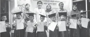  ??  ?? TAHNIAH: Ibrahim (dua kanan), Lolita (dua kiri) bersama kanak-kanak Tadika SABERKAS Unit Green Road menerima sijil pada majlis itu.