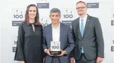  ?? FOTO: COMPAMEDIA ?? Beim 5. Deutschen Mittelstan­ds-Summit überreicht­e TOP 100-Mentor Ranga Yogeshwar (M.) den Innovation­spreis an die Technology­Mountains-Geschäftsf­ührer Yvonne Glienke und Thomas Wolf.