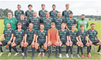  ?? FOTO: POTTGIESSE­R ?? Das Team des Fußball-b-ligisten GW Flüren (hinten v.l.): Robin Mischner, Niklas Gottwald, Yannick Fischer, Azad Talay, Simon Andreas Steuer; (Mitte v.l.): Betreuer Dennis Röttger, Co-trainer Yannick Wagner, Pascal Baumgart, Julien Berns, Daniel Schmellenk­amp, Nuri Talay, Trainer Antranik Kodak; (vorne v.l.): Philipp Schulzek, Fabian Schubert, Jeremy Becker, Tobias Rüther, Jakob Geßner, Rene Rumler, Pascal Wystyrk, Jan-luca Podkowski, und Tobias Doormann.