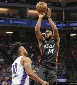  ?? RICH PEDRONCELL­I / ASSOCIATED PRESS ?? Heat guard Derrick Walton Jr. (right) shoots over Sacramento guard Frank Mason III during Thursday’s summer league game in Sacramento.