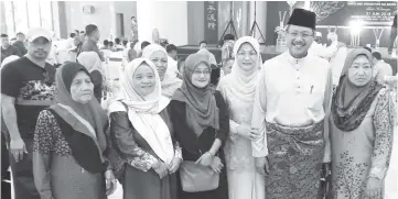  ??  ?? Osman (second right) and his wife Datin Yohani Tan Sri RM Jasni (third right) with guests at their Hari Raya open house yesterday at Wisma Datuk Lau Gek Poh.