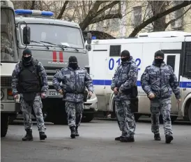  ?? BILD: ALEXANDER ZEMLIANICH­ENKO ?? Polisnärva­ron är tung i Moskva på söndagen.