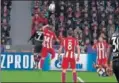  ??  ?? MINUTO 44. Pudo ser penalti de Gabi a Chicharito y tarjeta.