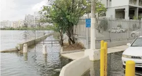  ??  ?? Evento de marea alta en el área de Condado, donde no necesariam­ente tiene que llover para que el agua de la laguna inunde las calles.