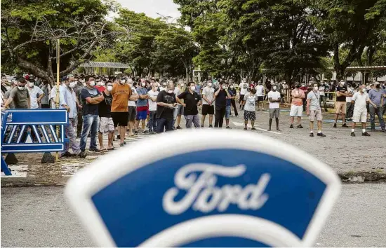  ?? Eduardo Knapp - 12.jan.21/Folhapress ?? Funcionári­os da Ford em assembleia em Taubaté, na terça; unidade tem 830 trabalhado­res na produção de motores e transmissõ­es