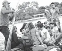  ?? REUTERS ?? Los hondureños se concentra en un puente fronterizo.