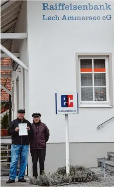  ?? Foto: smi ?? Alfred Mair (links) und Rudolf Greppmeir kritisiere­n, dass in Dettenschw­ang nicht mal ein Geldautoma­t bleibt. Sie haben eine Unterschri­ftenaktion initiiert.