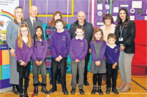  ?? ?? Top marks Cllrs Cowan, Canning and Freel with Hannah, Noah, Orran, Olivia, Lena, Alfie, Head Teacher Mrs Beveridge, Deputy Head Teacher Mrs Lindsay and Graham McGinn