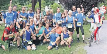  ?? FOTO: PRIVAT ?? Alle Läufer des Angerland Lauftreffs Lintorf erreichten beim Rhein-Ruhr-Marathon das Ziel. Erschöpft aber glücklich feierten die Frauen und Männer ihren Erfolg.