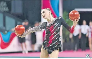  ?? D.A. ?? La gimnasta almeriense realizando un ejercicio con dos pelotas durante una competició­n en la que participó.