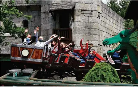  ?? Foto: Legoland Deutschlan­d Resort ?? In normalen Zeiten hätte man im Legoland dieses Wochenende Saisoneröf­fnung gefeiert. Auch vergangene­s Jahr konnte man erst später öffnen – mit Masken und Hygienekon­zept.