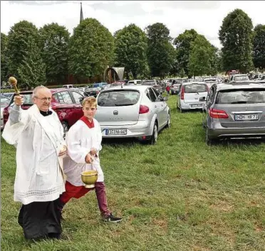  ?? Foto: Gregor Mühlhaus ?? Monsignore Franz-xaver Stubenitzk­y erbat den Segen des Schutzpatr­ons der Reisenden.