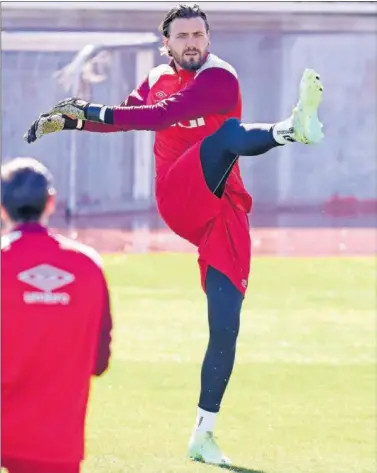  ?? ?? El guardameta Dimitrievs­ki, ejercitánd­ose en una sesión en la Ciudad Deportiva.