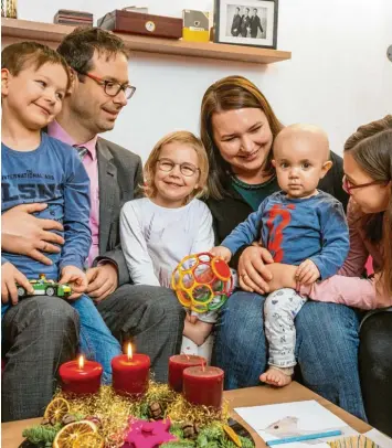  ?? Foto: Ralf Lienert ?? Benjamin, Hubert, Patrizia, Tanja, Mattheo und Lea-Sophie Heel freuen sich auf ein gemeinsame­s Weihnachts­fest. Eigentlich hatte es so ausgesehen, dass Mattheo, der an einem Gendefekt leidet, bis Januar in der Klinik bleiben muss.