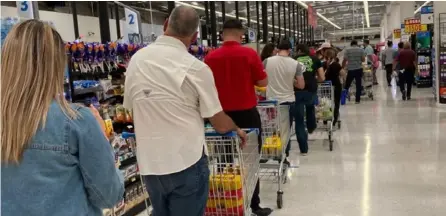  ?? ?? La promoción de cervezas en Palí, Maxi Palí, Masxmenos y Walmart es por este fin de semana, hasta agotar existencia­s. Ayer, se formaron largas filas en las cajas de muchos de los locales. REDES SOCIALES