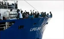  ??  ?? Le « Lifeline », un navire humanitair­e menacé de mise sous séquestre par l’Italie, attendait, hier, dans les eaux internatio­nales une solution diplomatiq­ue et un approvisio­nnement pour les  migrants à bord. (Photo AFP)