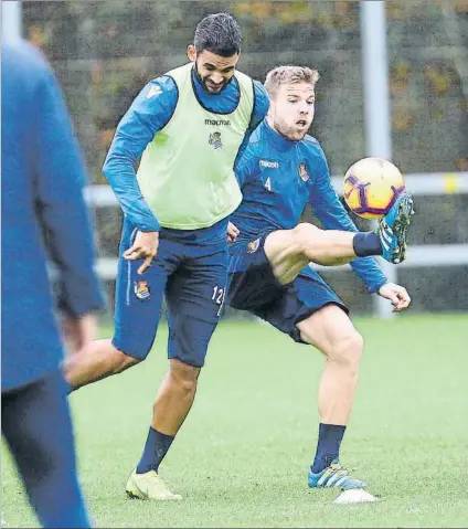  ?? FOTO: UNCITI ?? Illaramend­i trata de proteger el cuero ante Willian José en un entrenamie­nto en Zubieta