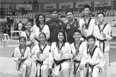  ?? CONTRIBUTE­D PHOTO ?? The Cebuano jins pose with their medals after a successful campaign in the 2015 Carlos Palanca Jr. Taekwondo Championsh­ips last Sunday at the Ninoy Aquino Memorial Stadium in Manila.