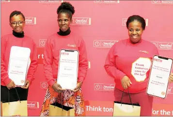  ?? ?? Grand Prize Winner Hloniphile Kunene flanked by Swaziland Building Society managers and staff members. (R) The three winners are: Pholile Mndzebele (on behalf of Comfort Mndzebele), Hloniphile Kunene and Phindile Mthupha.