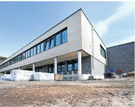  ?? FOTO: THORSTEN LINDEKAMP ?? Der Neubau der Grundschul­e Mehrhoog wird rechtzeiti­g zum Schulstart mit einem It-netzwerk ausgestatt­et sein. Der Rat gab am Donnerstag grünes Licht für die überplanmä­ßigen Ausgaben.