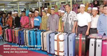  ??  ?? BAKAL jemaah haji Parlimen Masjid Tanah yang menerima sumbangan wang dan beg pakaian.