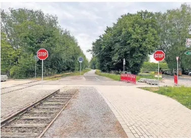  ?? RP-FOTO: OVE ?? Stoppschil­der zwingen Radfahrer auf der Europa-Radbahn neuerdings zum Anhalten.