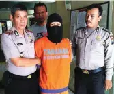  ?? HASTI EDI SUDRAJAT/JAWA POS ?? PENJAHAT JALANAN: M. Fatkur Rohman, pelaku penjambret­an, diamankan di Mapolsek Prambon.