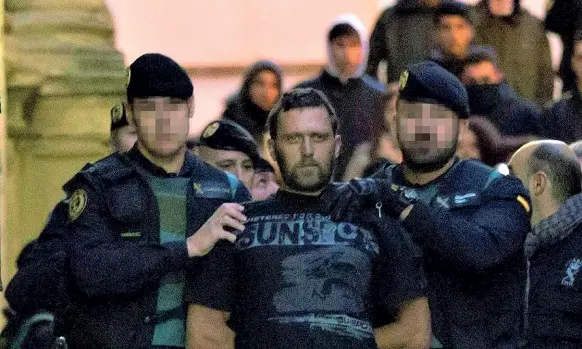  ??  ?? L’arresto «Igor il russo», al secolo Norbert Feher, russo, all’atto dell’arresto dopo mesi in fuga, in Spagna, nei dintorni di Saragozza. L’uomo uccise due agenti e un civile, perciò è detenuto in Spagna