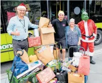  ?? Photo / Mead Norton ?? Scion people and safety general manager Cameron Lucich (left), The Hits Rotorua’s Paul Hickey, Scion employee Sarah Davies and The Grinch at Fill the Bus.
Right: The students and staff at Otonga School greeted the Fill the Bus team with cheers.